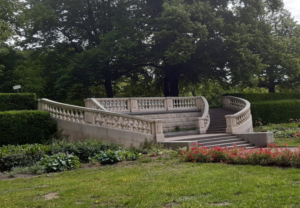 Dit bankje vindt je op het Landgoed Clingendael in Den Haag.
